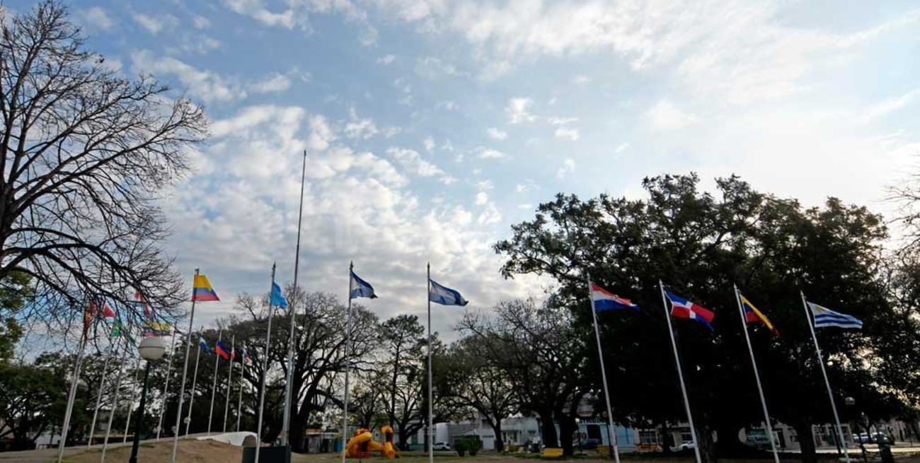 La plaza 20 de Junio recuperó todas sus banderas