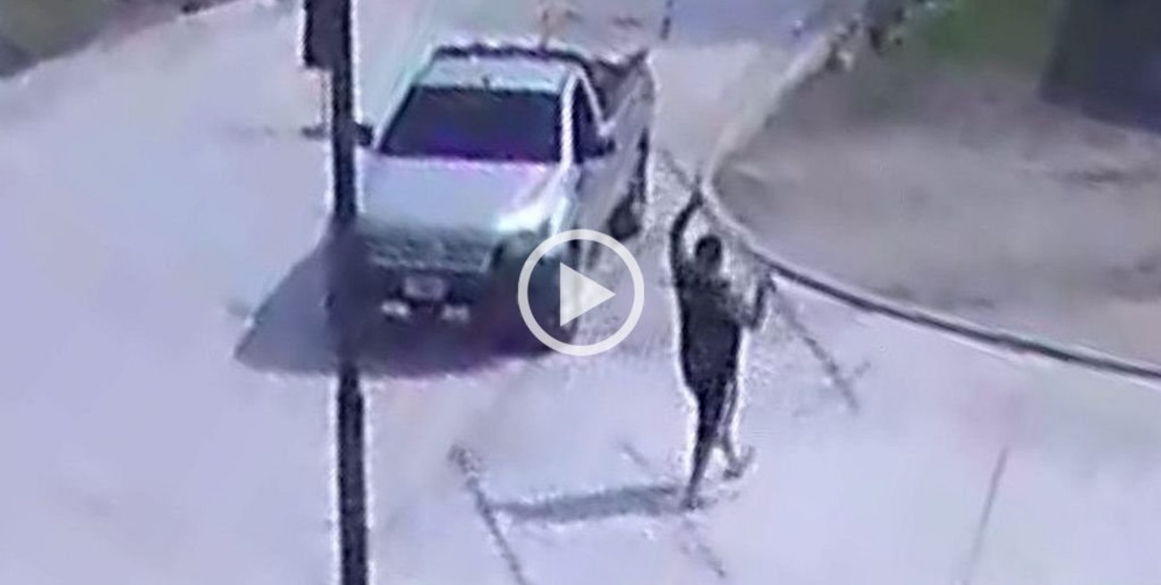 Recreo: un hombre robó vallas de una obra y quedó filmado