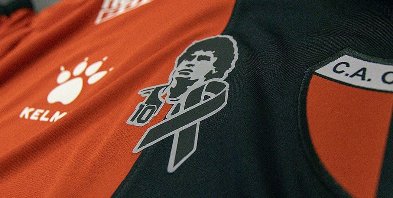 Colón homenajeará a Maradona en su camiseta