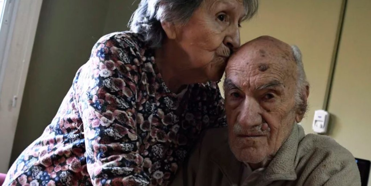 Murió uno de los abuelos abandonados por su hijo en un bar de Rosario