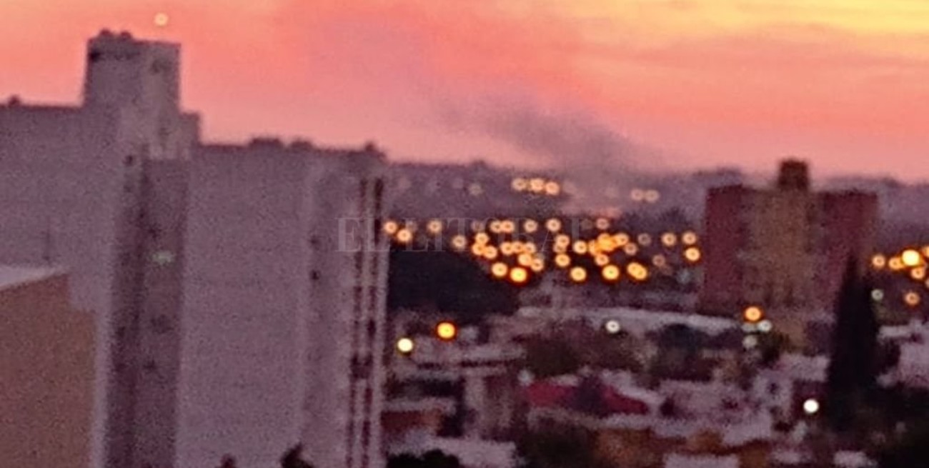 Hay incendios simultáneos en zona de islas y el humo llega a la ciudad