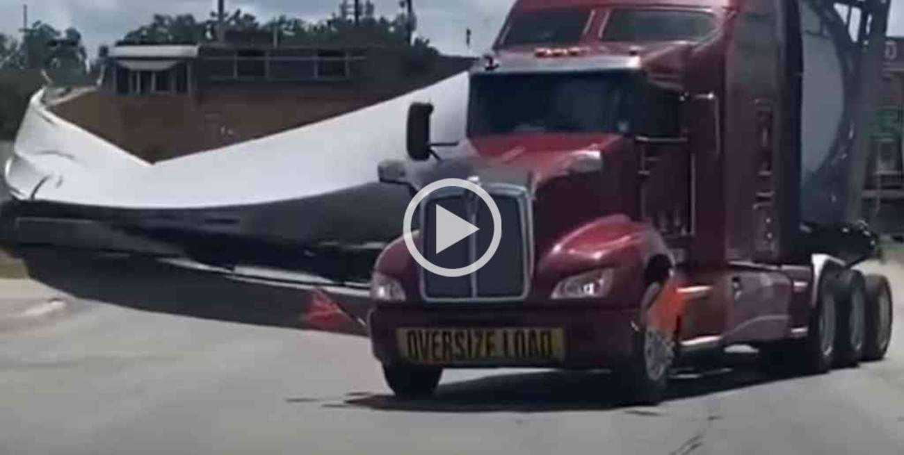 Video: impresionante choque entre un tren y un camión que transportaba una pala eólica