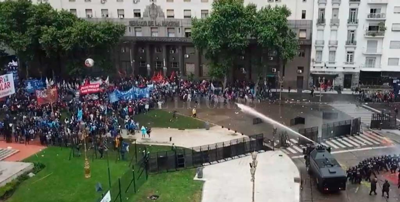 Video: incidentes afuera del Congreso mientras se debate el Presupuesto