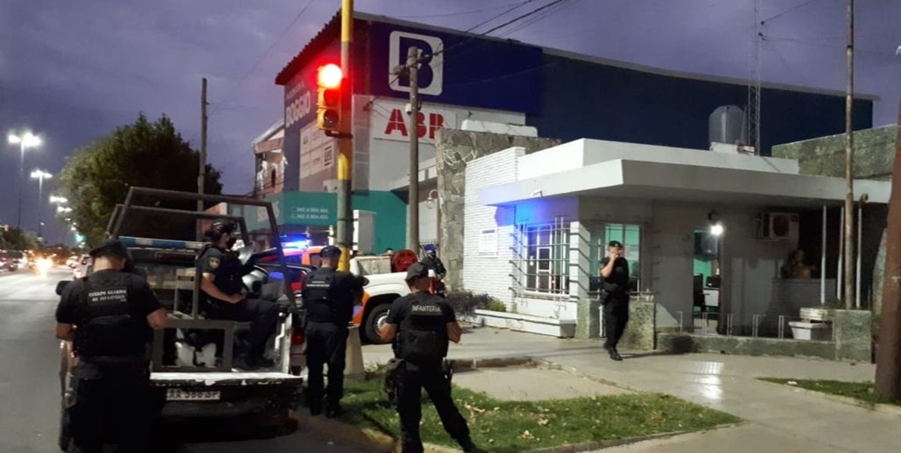En menos de 4 horas forzó seis autos y robó elementos de otros dos
