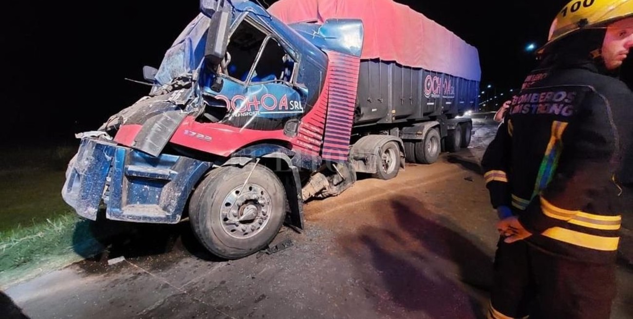 Choque de camiones en Armstrong dejó un herido de gravedad