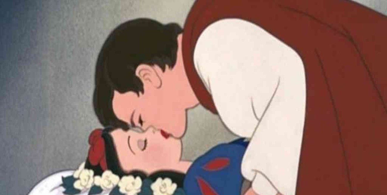 Piden prohibir el beso del príncipe a Blancanieves: afirman que "no fue consensuado"