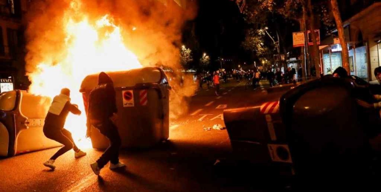 Arrestos, heridos y saqueos en una protesta contra las restricciones por Covid-19 en Barcelona 