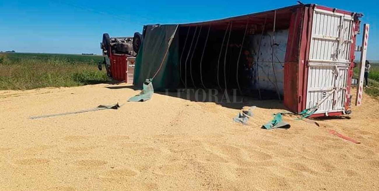 Volcó un camión con acoplado en Ruta 13