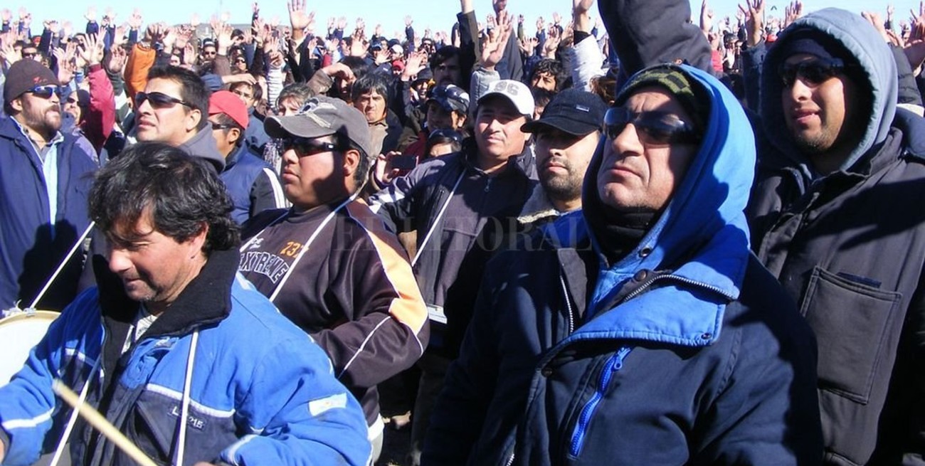 Los petroleros decidieron el estado de "movilización" en demanda de un bono de 50 mil pesos