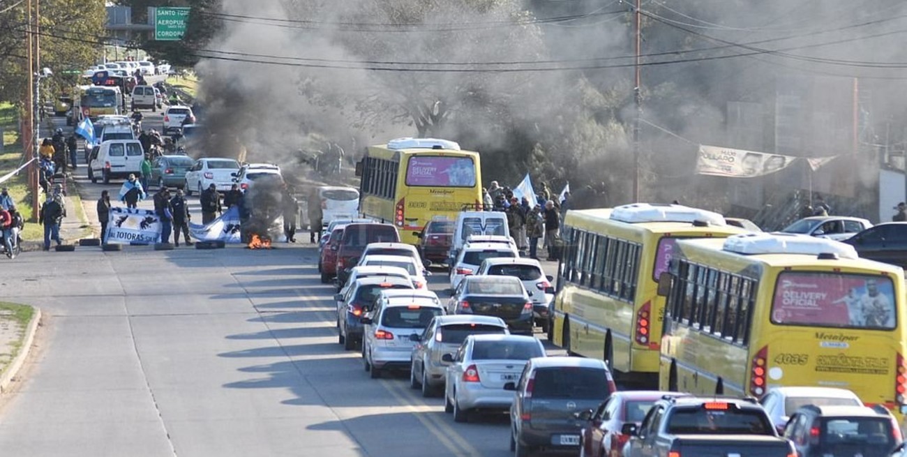 Excombatientes realizan un corte de tránsito en el acceso al Puente Carretero