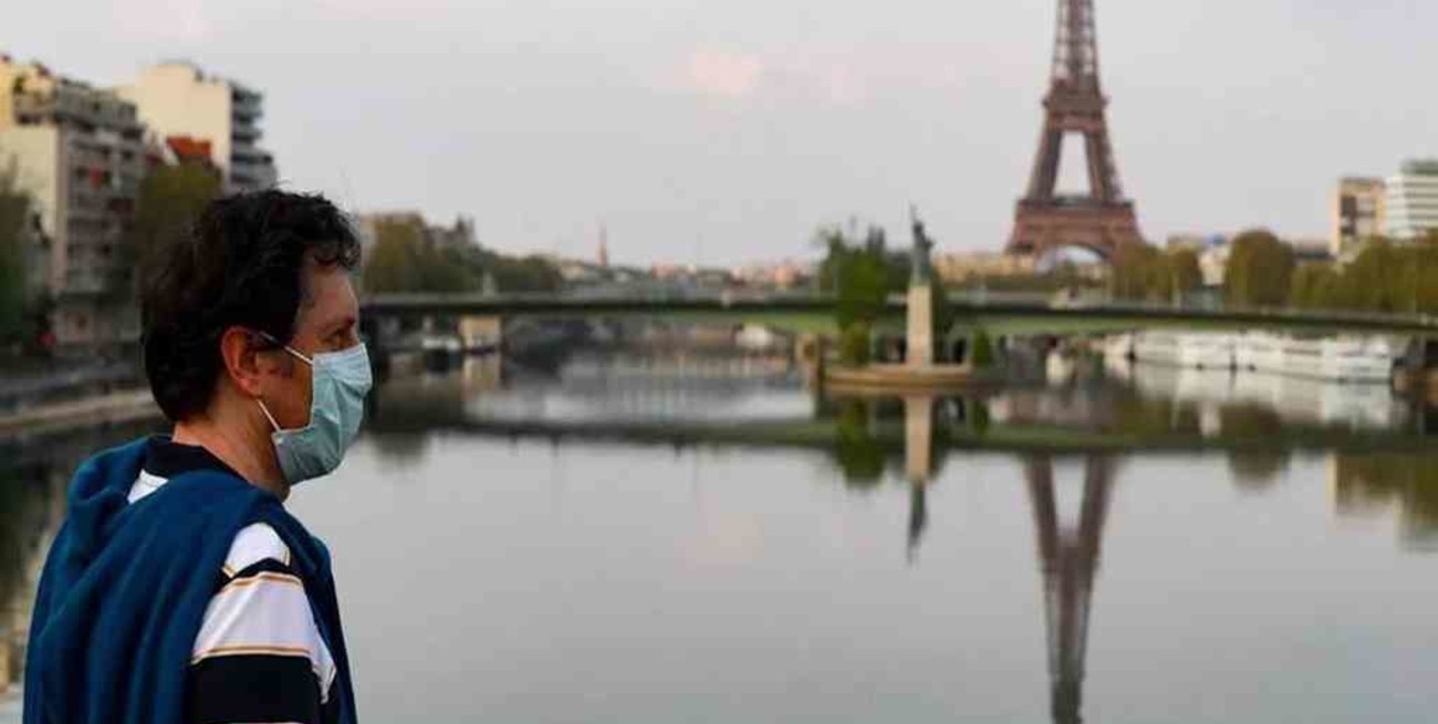 París amplía uso de tapabocas por el repunte del coronavirus