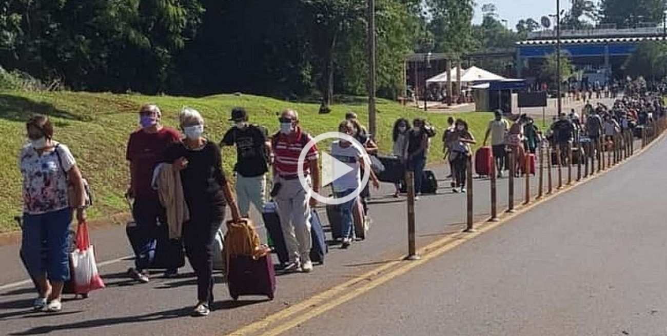 Iguazú: denuncian que pese al cierre "miles" de turistas ingresan al país a pie