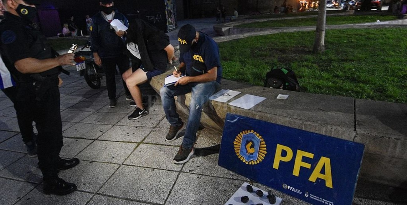 Detenido por "picar" marihuana en la plaza de los carribares