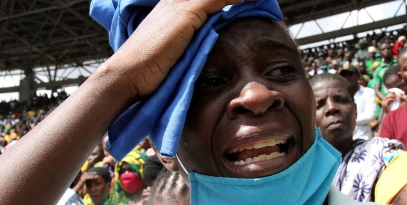 Una avalancha humana en el funeral del presidente de Tanzania deja decenas de muertos