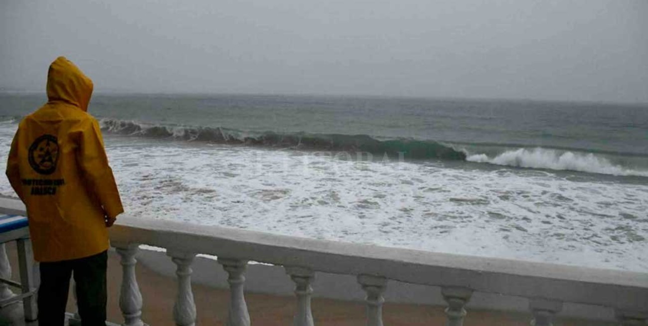 "Willa" se degradó pero sigue amenzando al Pacífico mexicano