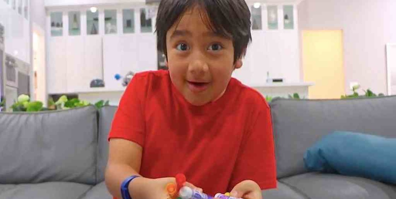 Tiene 9 años, y es el youtuber que más dinero gana