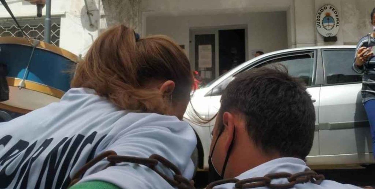 Corrientes: se encadenaron para que su bebé reciba el medicamento más caro del mundo