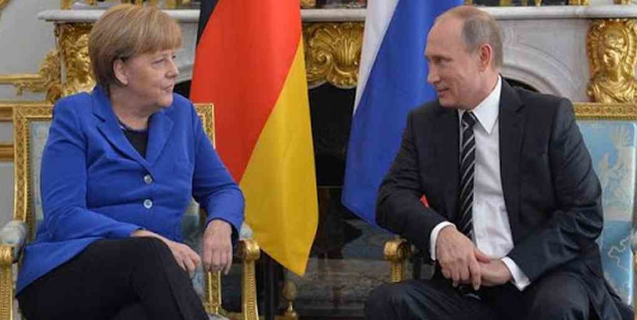Covid-19: Putin y Merkel analizan la posibilidad de una producción conjunta de vacunas
