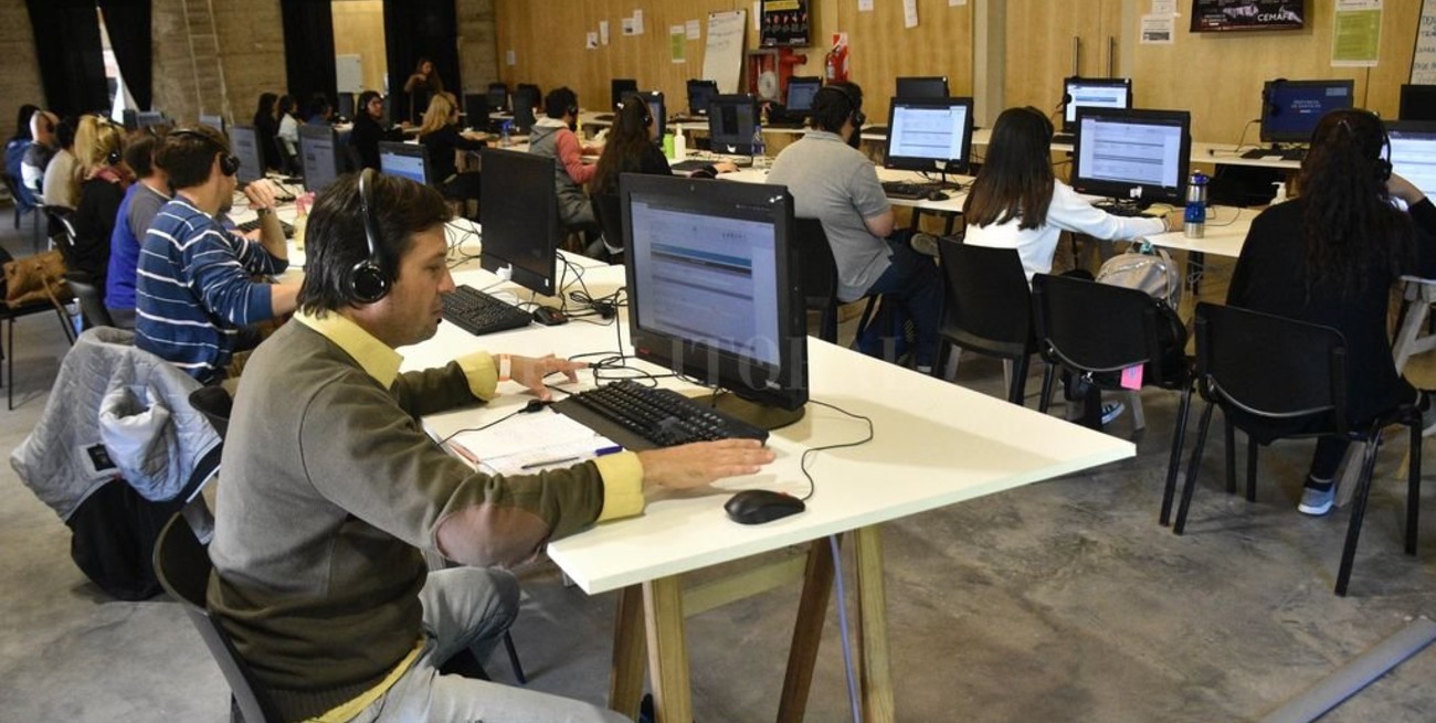 Articulan acciones con universidades para potenciar el servicio del 0800 