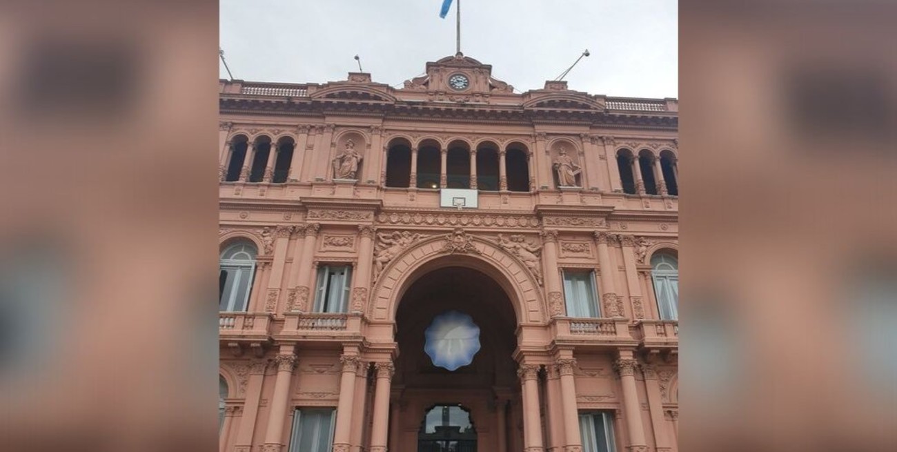 La Casa Rosada amaneció con un aro de básquet en su entrada