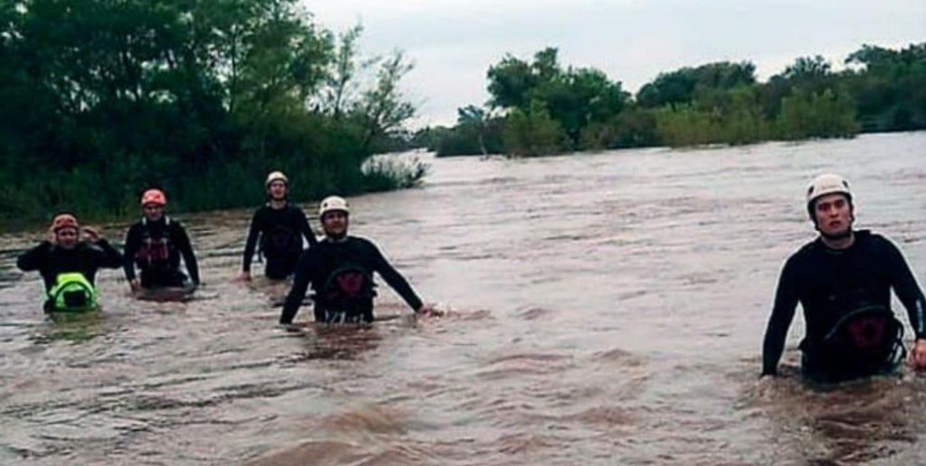 Un bombero de Córdoba se enteró en pleno operativo que el joven que buscan es su hijo