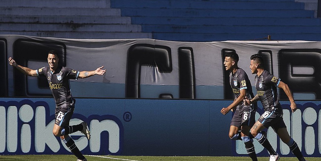 Atlético Tucumán goleó 4 a 1 a Racing en Avellaneda