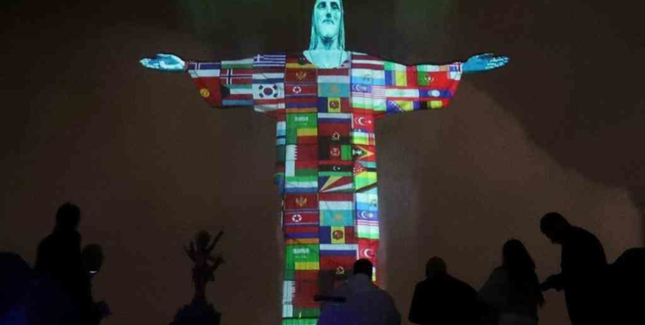El Cristo Redentor fue iluminado con las banderas de los países afectados por coronavirus