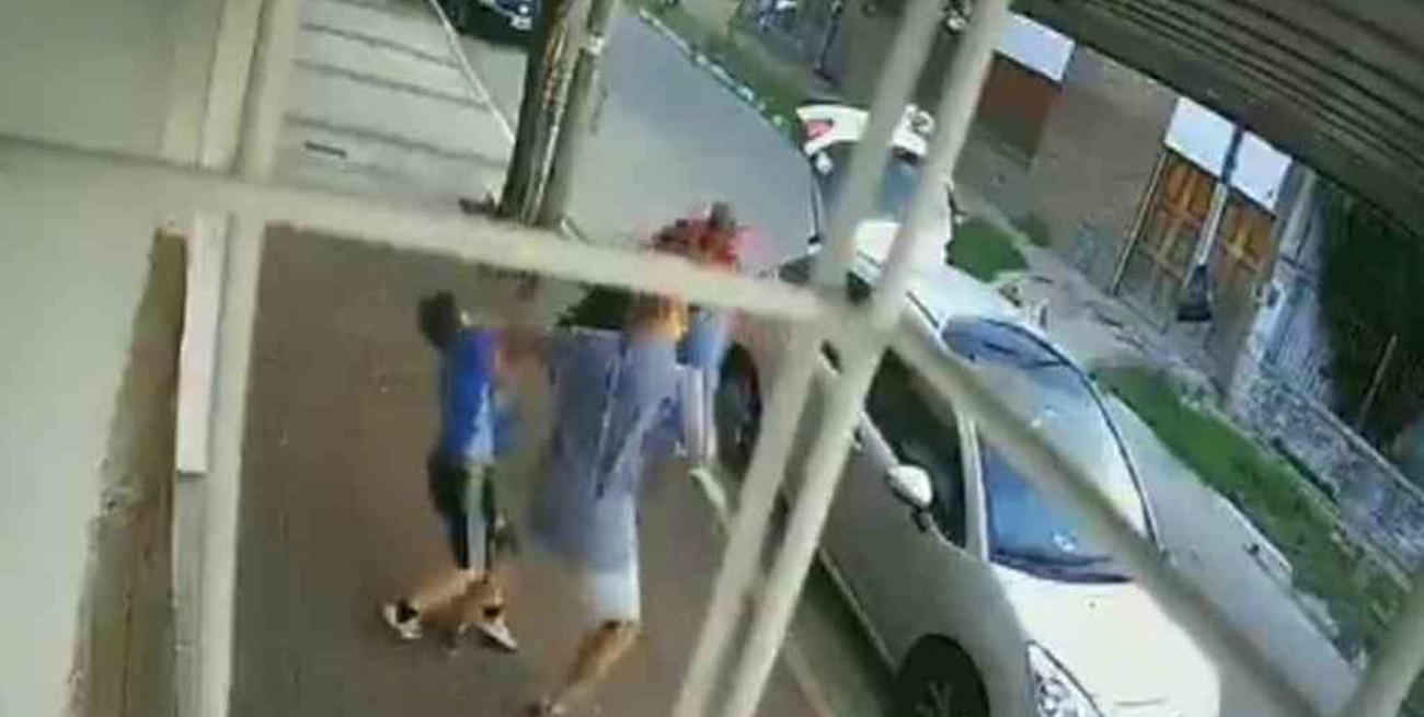 Un nene defendió a su mamá de los delincuentes "a las patadas"