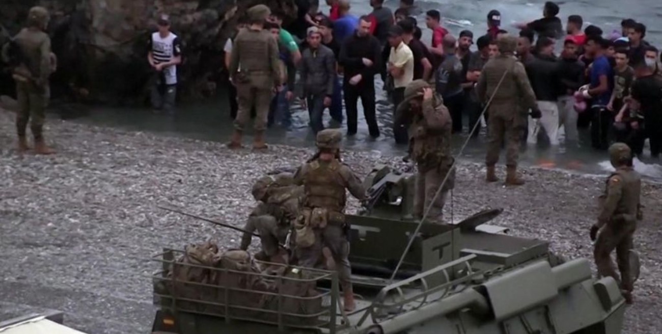 España despliega los tanques del Ejército tras la entrada de más de 6 mil migrantes.