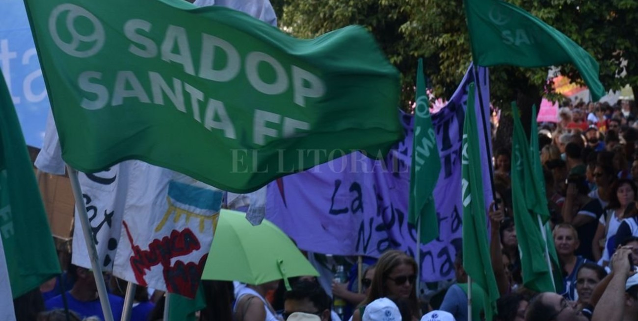 "Apagón educativo": docentes muestran su descontento y piden reabrir paritarias