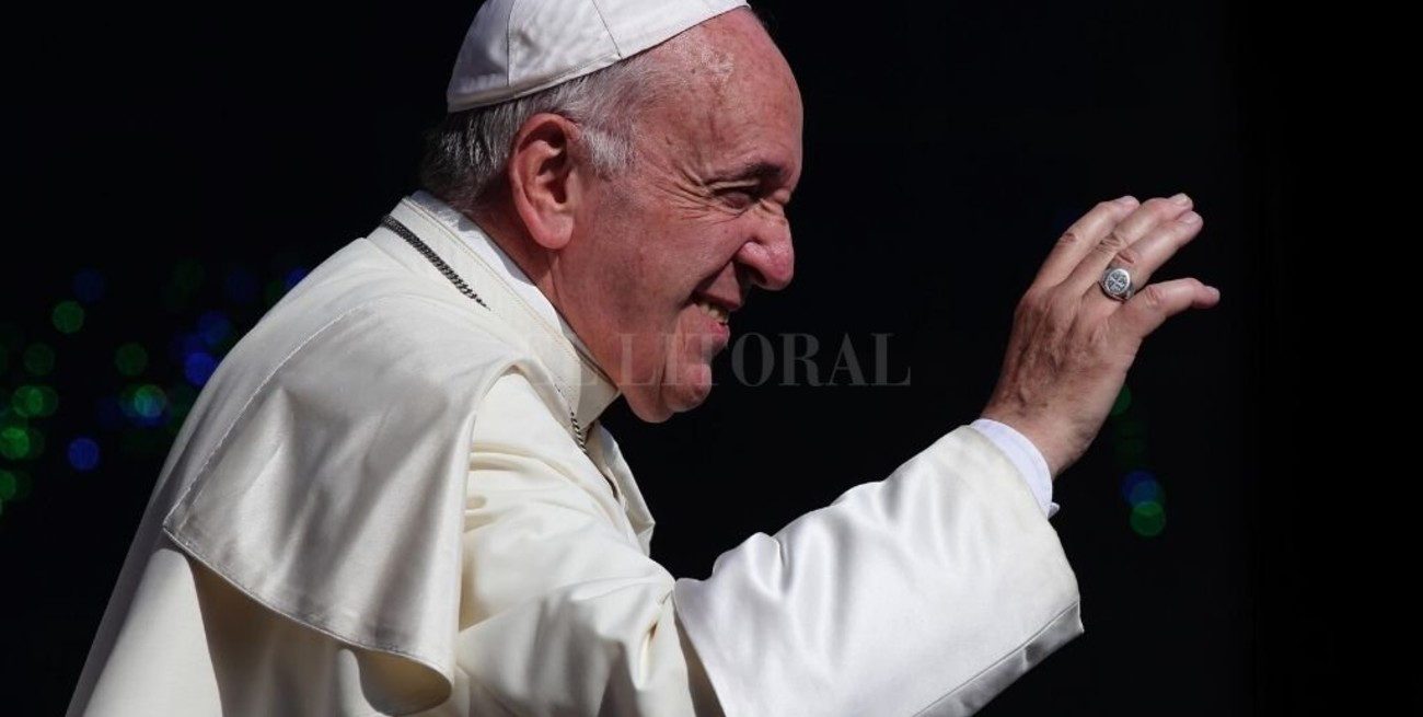 Tras dar positivo uno de sus colaboradores, el Papa da negativo al test