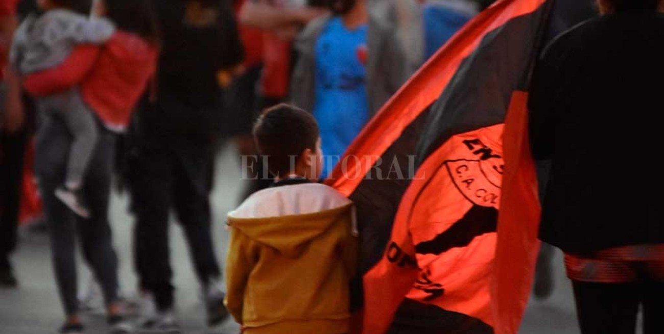 Se habilita en Santa Fe el ingreso de banderas a los estadios de la provincia: los requisitos