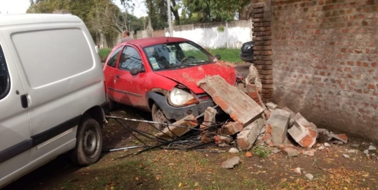 Se descompensó mientras conducía, chocó contra una vivienda y murió