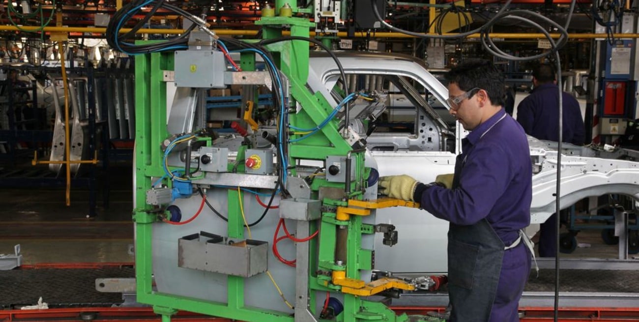 La actividad económica cayó 3,7% interanual en noviembre y subió 1,4% respecto a octubre