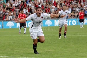 Archivo El Litoral Uno de esos diez...El festejo del legendario Esteban Oscar Fuertes con la camiseta de Colón y contra Independiente, el rival del lunes en el Bicentenario de San Juan. El recuerdo del  20 , inolvidable.