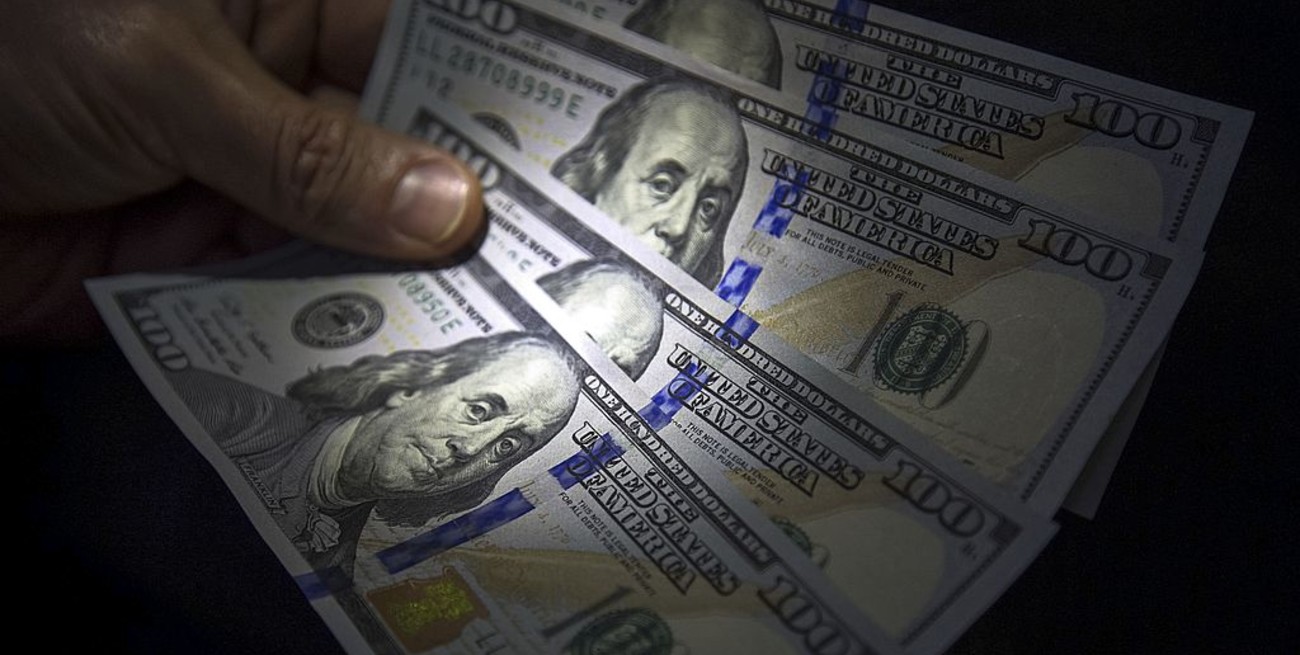 El dólar oficial abre este viernes estable y el "blue" se vende a $ 143