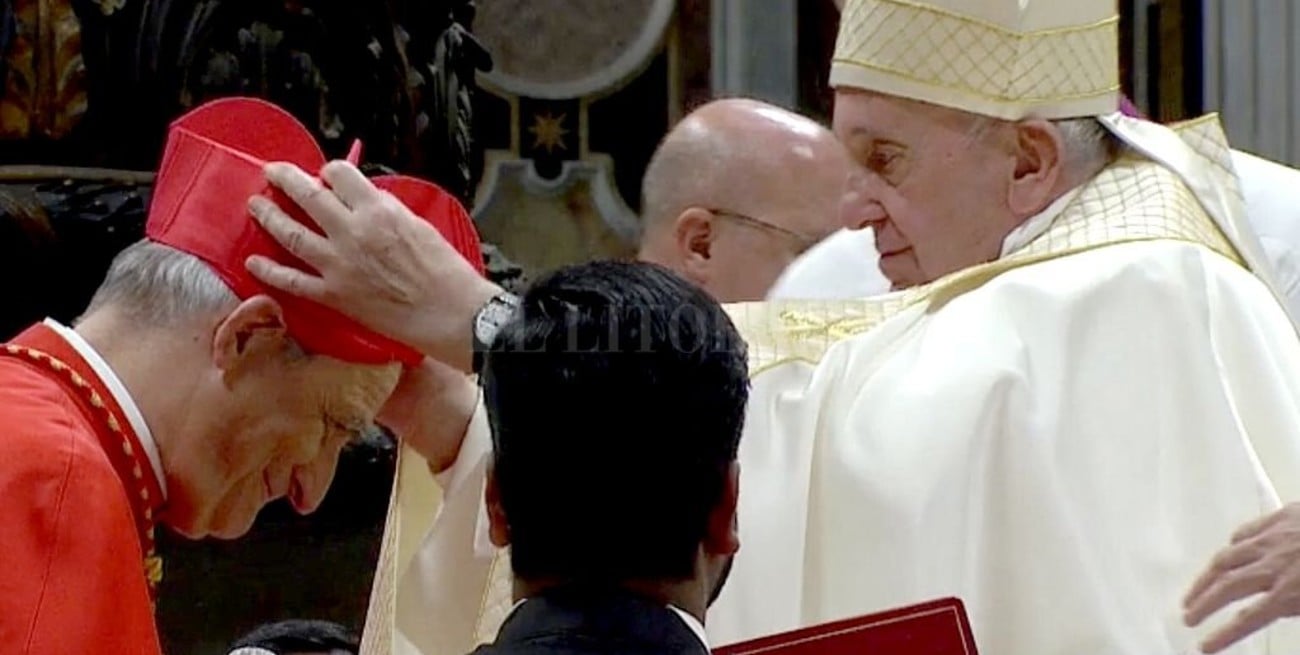 Un cardenal y un monseñor cercanos al Papa dieron positivo de coronavirus