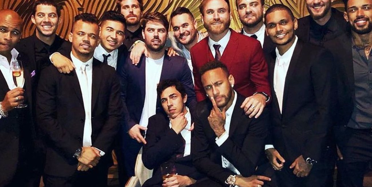 Según la prensa española, Neymar le paga a sus amigos 11.000 euros por mes