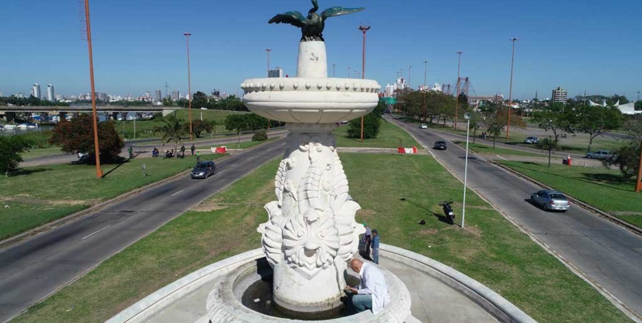 La Fuente de la Cordialidad vuelve a lucir sus mejores galas como la puerta de entrada a Santa Fe