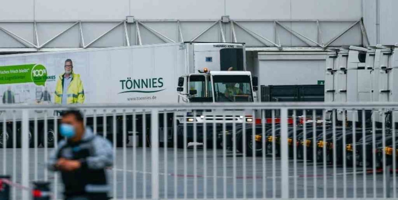 Alemania decretó el confinamiento del distrito de Gütersloh por un brote en una planta cárnica