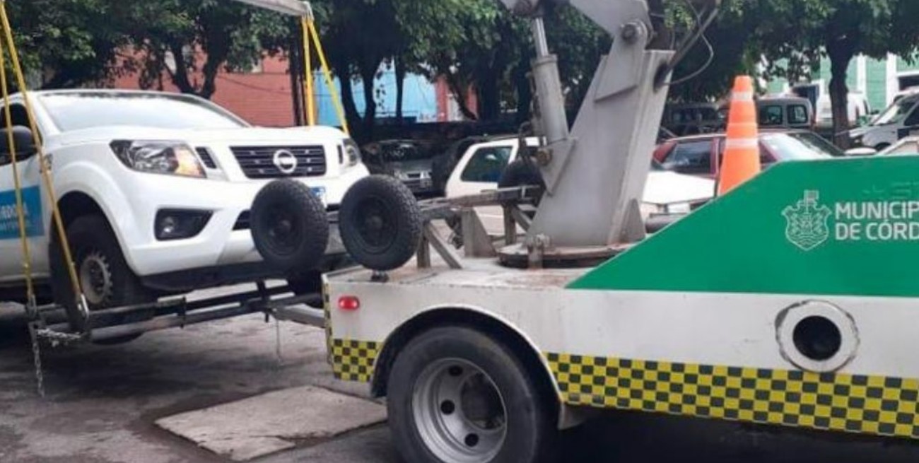 Inspectores municipales de Córdoba removieron un auto de la Municipalidad