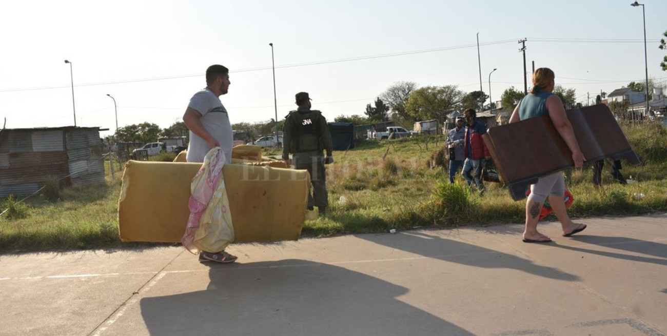 Desalojaron a los ocupantes de los terrenos detrás del CIC de F. Zuviría