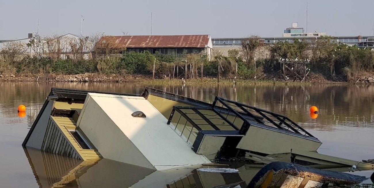 Removerán la casa flotante hundida en el Dique II del Puerto Santa Fe