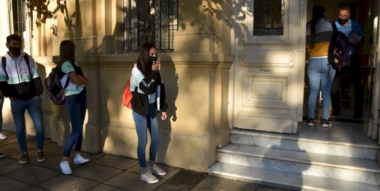 Este jueves vuelven a la presencialidad las secundarias de Santa Fe y Rosario