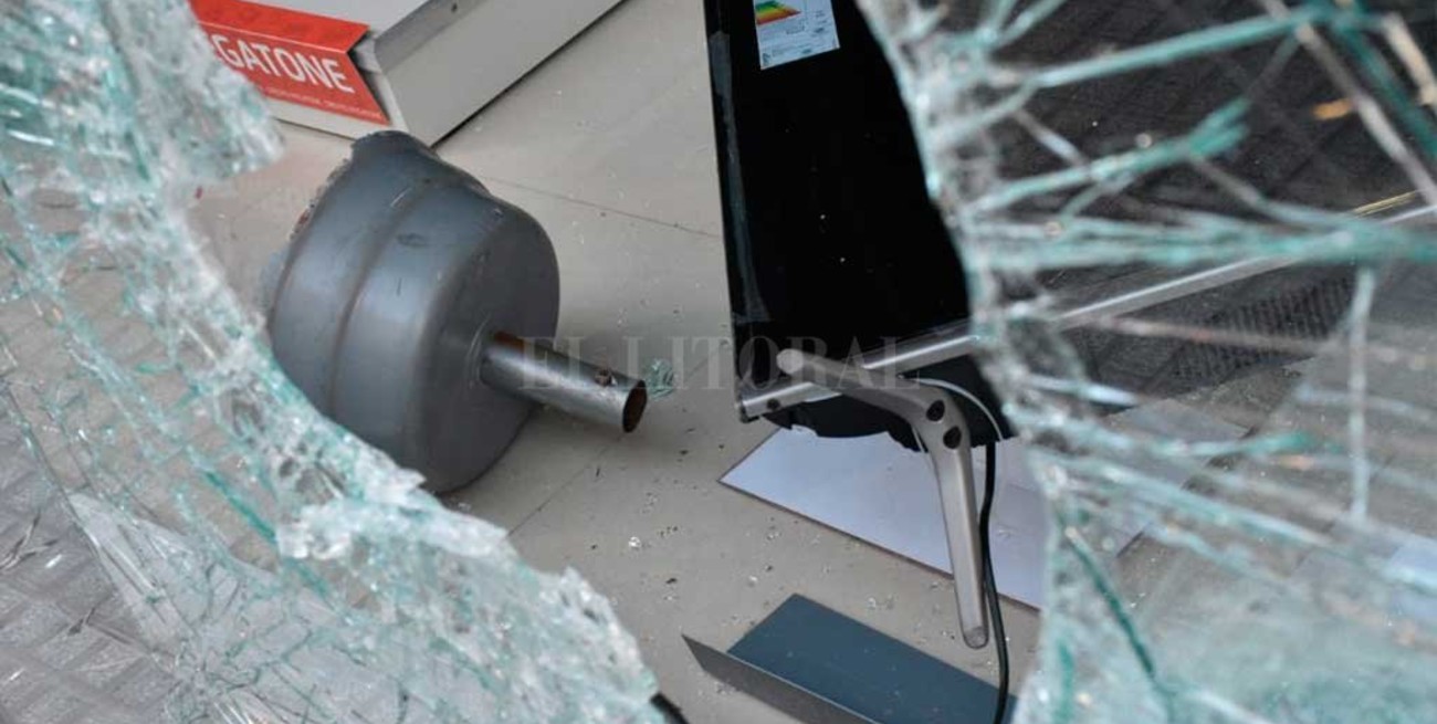 Daño y robo en un comercio  de la peatonal San Martín 