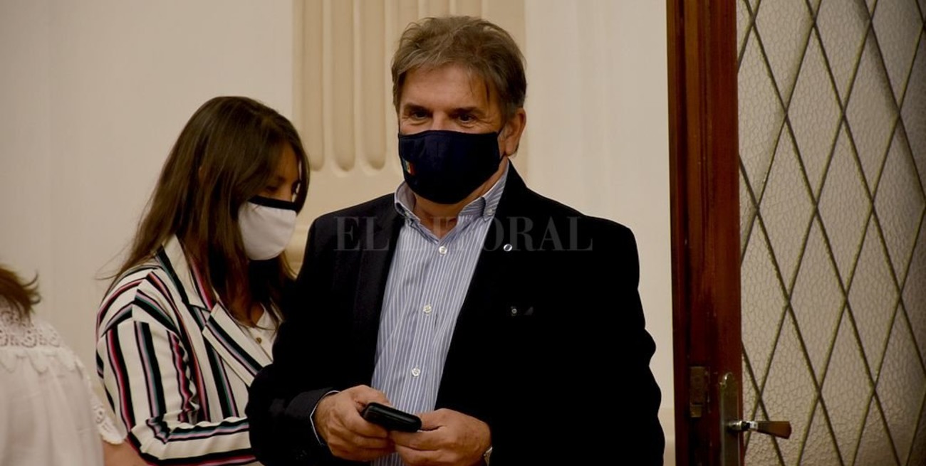 Llonch acuso de "irresponsables" al personal de su Ministerio que recibió la vacuna contra el Covid