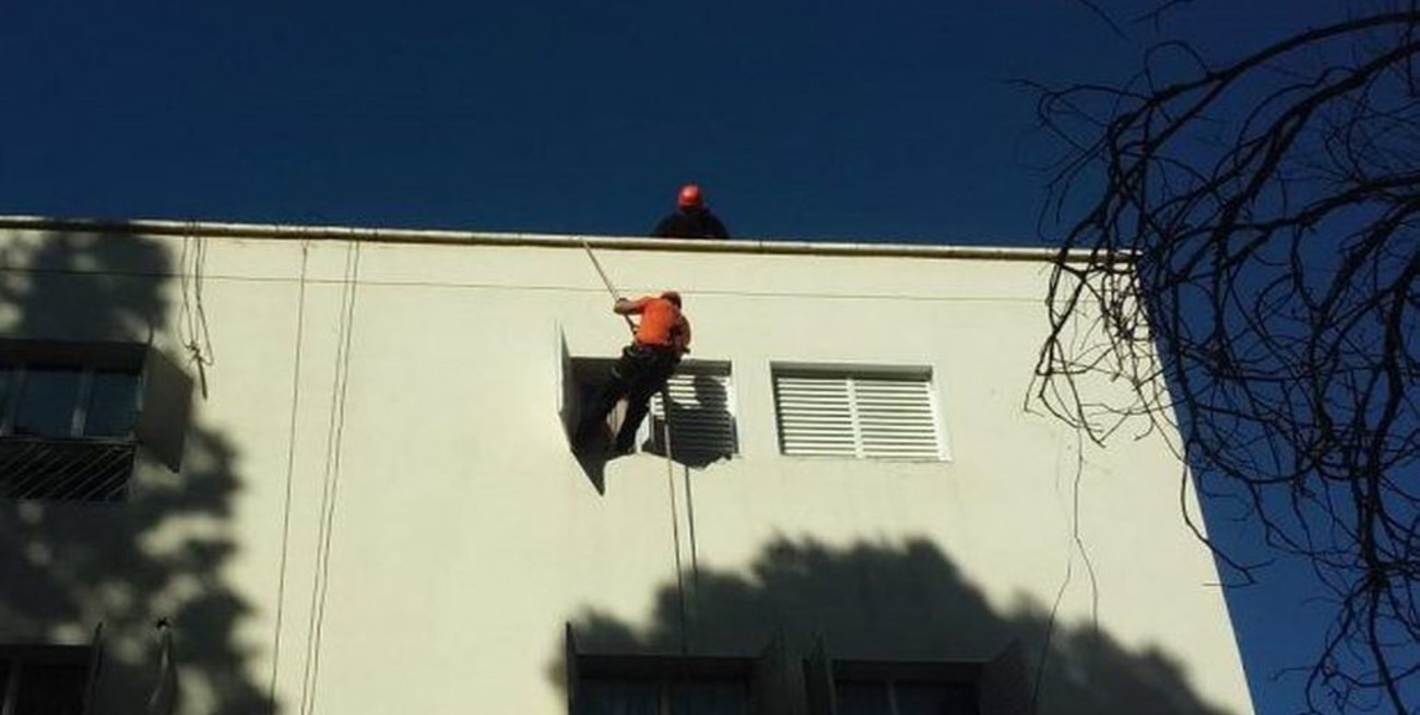 Neuquén: los bomberos escalaron un edificio para rescatar a una abuela