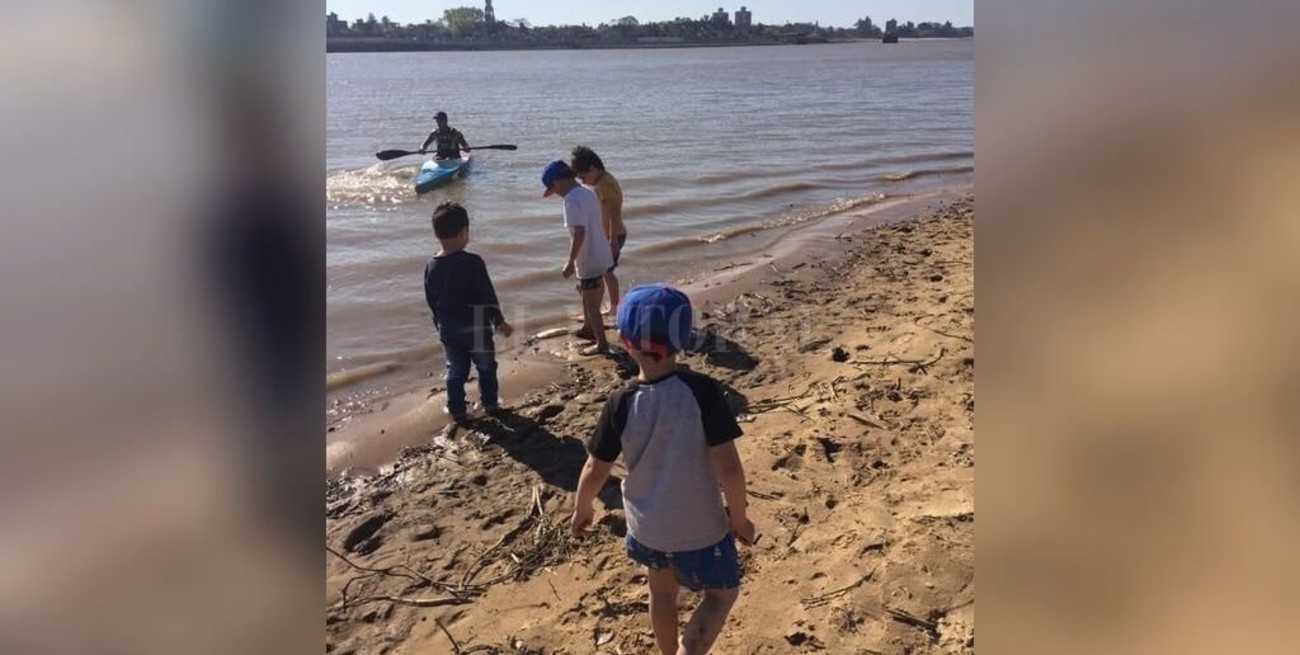 Guardavidas advierten la presencia de una peligrosa barranca en la Costanera Este