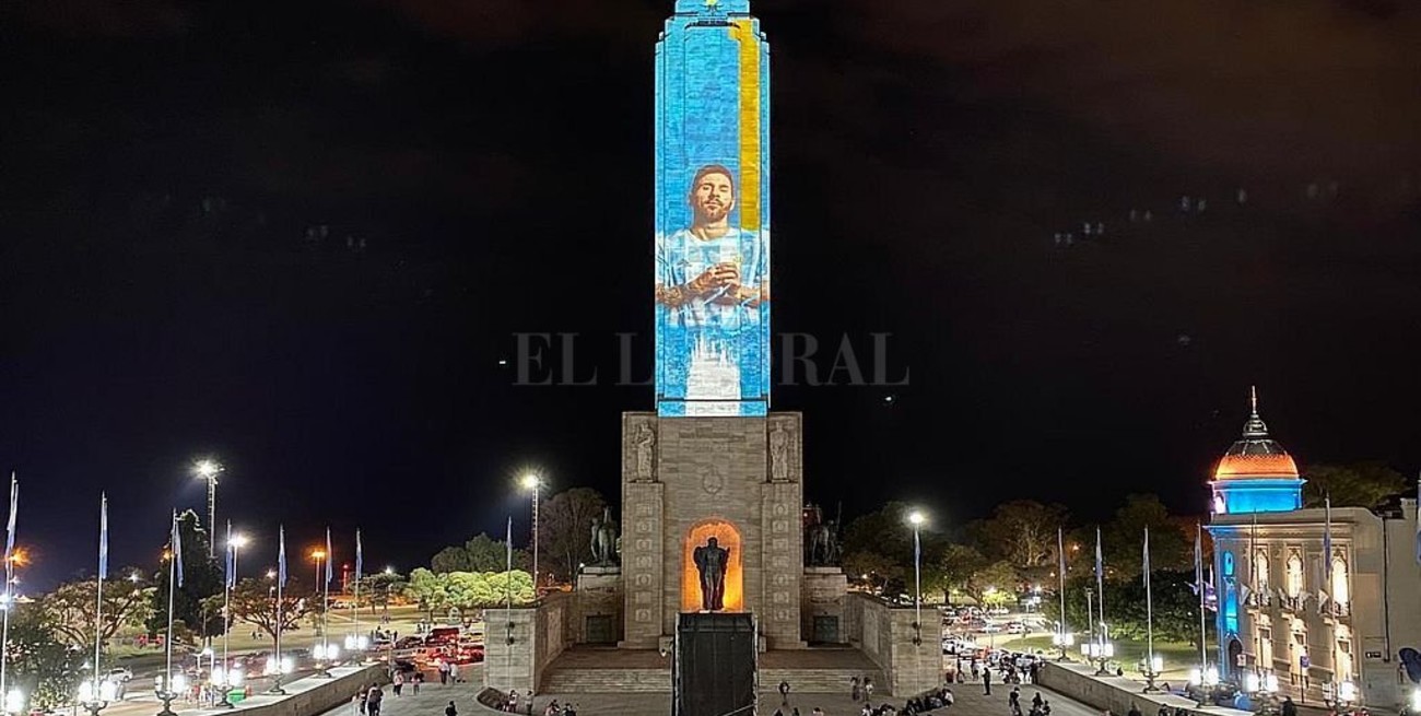 El Monumento a la Bandera se iluminó con imágenes y mensajes de aliento a la Selección