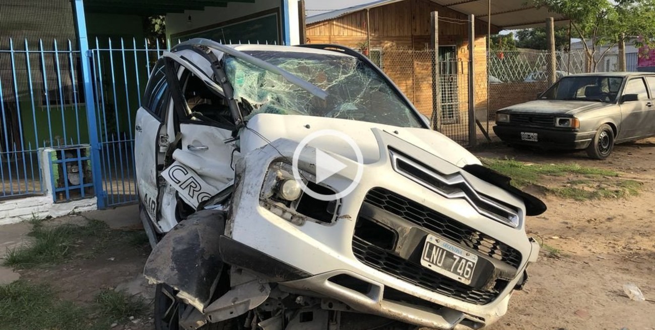Le dispararon, siguió manejando y chocó: él murió y su familia recibió heridas